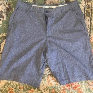 Izod Men's Gray Flat Front Shorts
